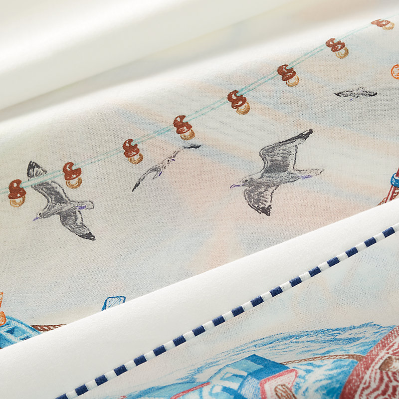 海風をまとって、街を歩く【HERMES】 Bord a Bord scarf 80 | Hermès Mainland China